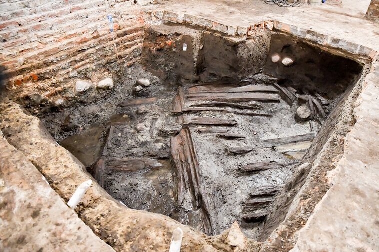 Wykop archeologiczny. W centrum drewniane elementy wału obronnego. 