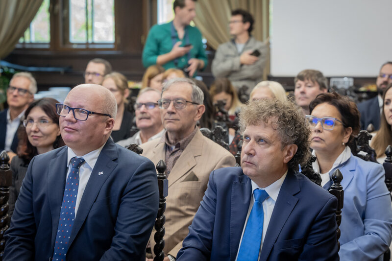 W pierwszym rzędzie (od lewej) prof. Krzysztof Wilde, rektor PG i wiceminister Jacek Karnowski, w drugim rzędzie (od prawej) Izabela Kuś, skarbnik Miasta Gdańska, redaktor Marek Grzybowski i prof. Ewa Wojciechowska, dziekan Wydziału Inżynierii Lądowej i Środowiska PG. Fot. Krzysztof Mystkowski / Politechnika Gdańska