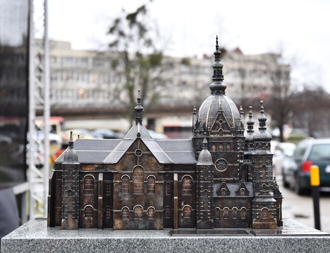 Makieta Wielkiej Synagogi widziana od boku, metalowa budowla z kopułą. 