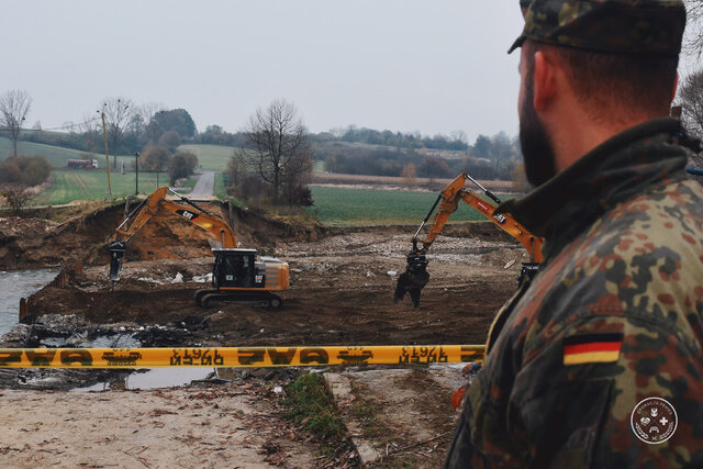 Między powodzią, a zimą. Operacja FENIKS nie słabnie.