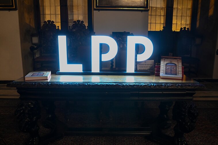 Na zdjęciu neon  - logo firmy LPP. 