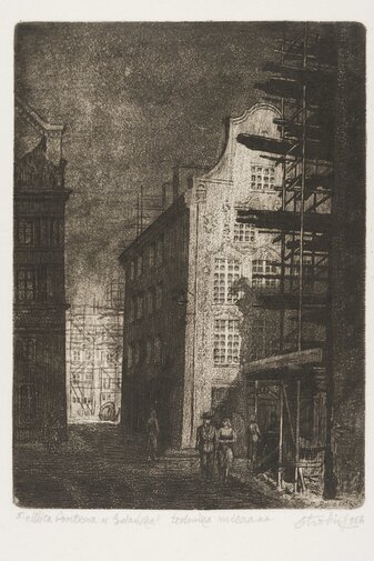 Widok ulicy Pocztowej w odbudwie. W głębi widoczne kamienice przy ulicy Długiej z rusztowaniemi. W dolnym prawym rogu sygnatura: St. Rolicz 1956. Pod przedstawieniem ołówkiem napis: 5 .Ulica pocztowa w Gdańsku / technika mieszana / sygnatura autora i data: 1956.