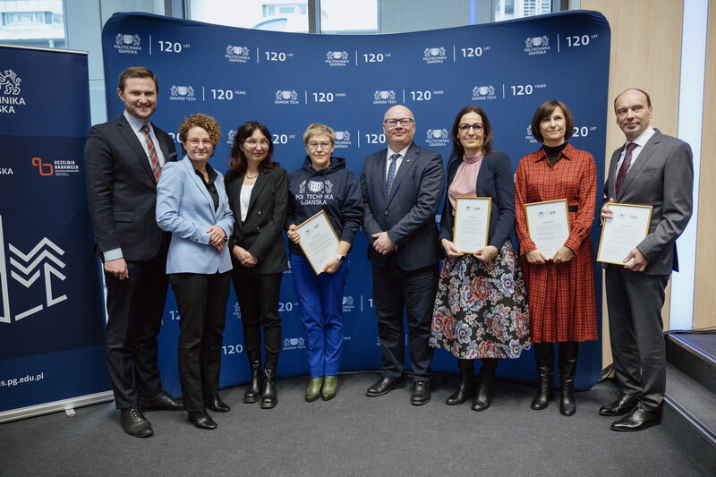 Otwarcie Centrum Ekoinnowacji PG. Na zdjęciu od lewej: Piotr Grzelak, wiceprezydent Gdańska, Magdalena Czarzyńska-Jachim, prezydentka Sopotu, prof. Ewa Wojciechowska, dziekan Wydziału Inżynierii Lądowej i Środowiska, Maria Mrówczyńska, podsekretarz stanu w Ministerstwie Nauki i Szkolnictwa Wyższego, prof. Krzysztof Wilde, rektor PG, prof. Joanna Żukowska, dziekan WILIŚ w latach 2020-2024, Małgorzata Winiarek-Gajewska, prezes zarządu Grupy NDI, Mariusz Miler, kanclerz PG. Fot. Bartosz Bańka/PG