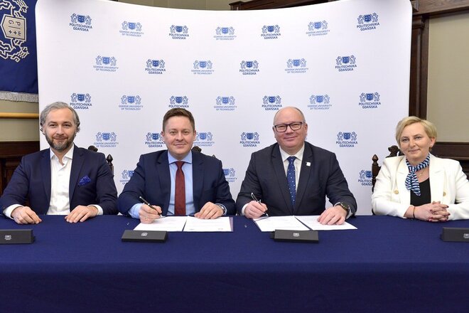 Od lewej: Krystian Ortyla, wiceprezes zarządu ds. rozwoju, Marcin Chodkowski, prezes zarządu EC Będzin S.A, prof. Krzysztof Wilde, rektor PG oraz prof. Justyna Kucińska-Lipka, prorektor ds. rozwoju. Fot. Krzysztof Krzempek/PG