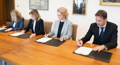 na zdjęciu widoczni przedstawiciele stron uczestniczących w transakcji (od lewej): Merete Clausen, zastępczyni dyrektor generalnej EFI., prof. Teresa Czerwińska, Wiceprezes EBI, Magdalena Proga-Stępień, Członkini Zarządu kierująca Pionem Bankowości Detalicznej w Santander Bank Polska, Tomasz Jąder, prezes Santander Leasing Polska