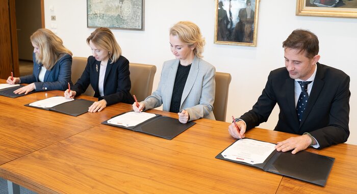 Uroczyste podpisanie umowy między Santander Bank Polska i Grupą EBI