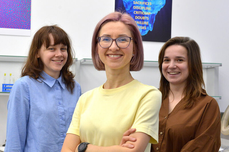 Od lewej: Stefania Wolff, doktorantka na Wydziale Fizyki Technicznej i Matematyki Stosowanej PG, dr hab. inż. Katarzyna Siuzdak i dr inż. Wiktoria Lipińska z Instytutu Maszyn Przepływowych PAN. Fot. K. Krzempek