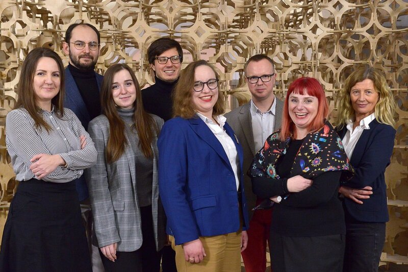 Na zdjęciu: dr inż. arch. Joanna Badach, dr inż. arch. Justyna Borucka, prof. dr inż. arch. Lucyna Nyka, mgr inż. arch. Szymon Kowalski, mgr inż. arch. Paulina Bone, pracownicy Wydziału Chemicznego: dr inż. Wojciech Wojnowski, dr inż. Iwona Cichowska-Kopczyńska, dr inż. Piotr Rybarczyk, oraz Wydziału Inżynierii Lądowej i Środowiska: dr inż. Paweł Tysiąc. Fot. Krzysztof Krzempek/PG