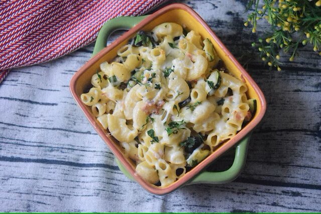 Zapiekanka Mac'n Cheese z boczkiem i warzywami.jpg