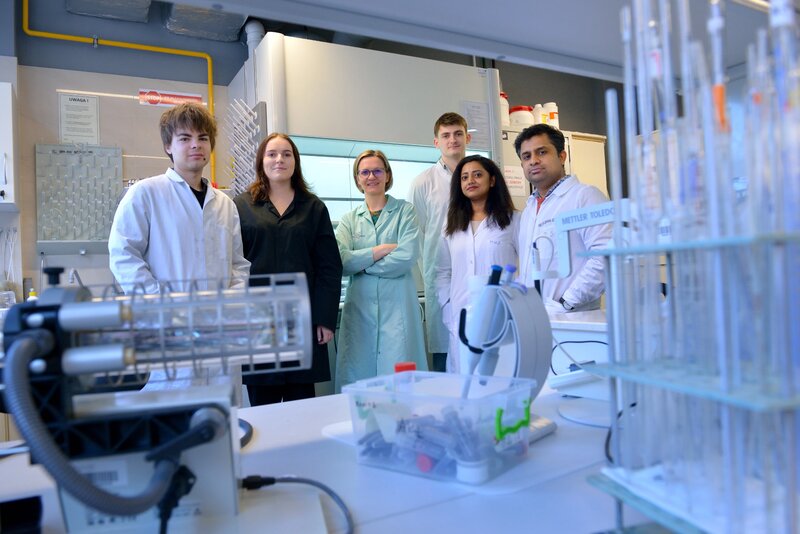 Prof. Monika Wilamowska-Zawłocka, dr inż. Gifty Sara Rolly, dr inż. Balanand Santhosh, studenci: Jakub Olszewski, Emilia Bielska i Kacper Chodziński.
