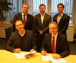 Podpisanie kontaktu AdMarket z Mobizzy Polska - od lewej siedzą Piotr Płocharski, Staffan Henriksson. Stoją: Robert Czarnecki, Maciej Sobierajski, Rene Eres 