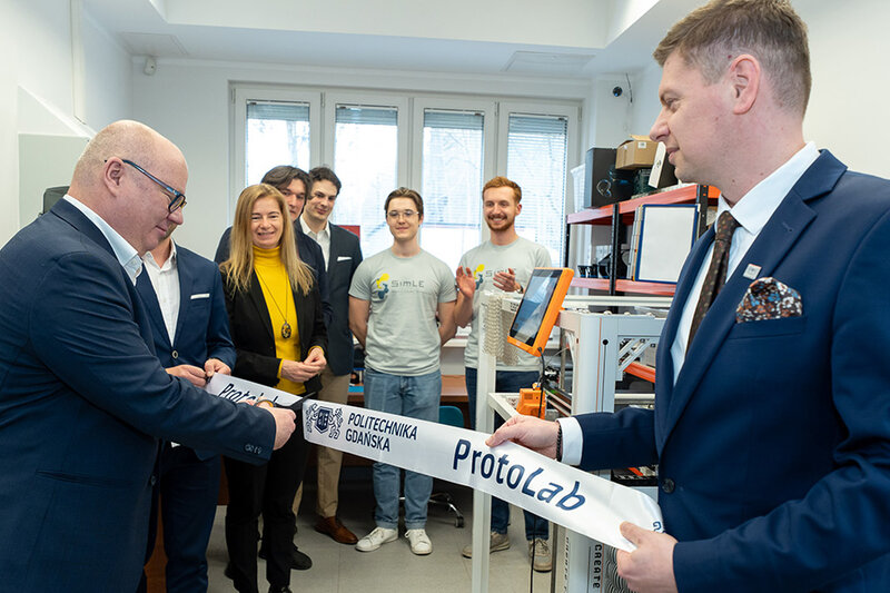 Symbolicznego otwarcia ProtoLab 3 w nowej lokalizacji dokonali prof. Krzysztof Wilde, rektor PG oraz Piotr Kaliszczuk, prezes spółki Excento. Fot. Dawid Linkowski / Politechnika Gdańska
