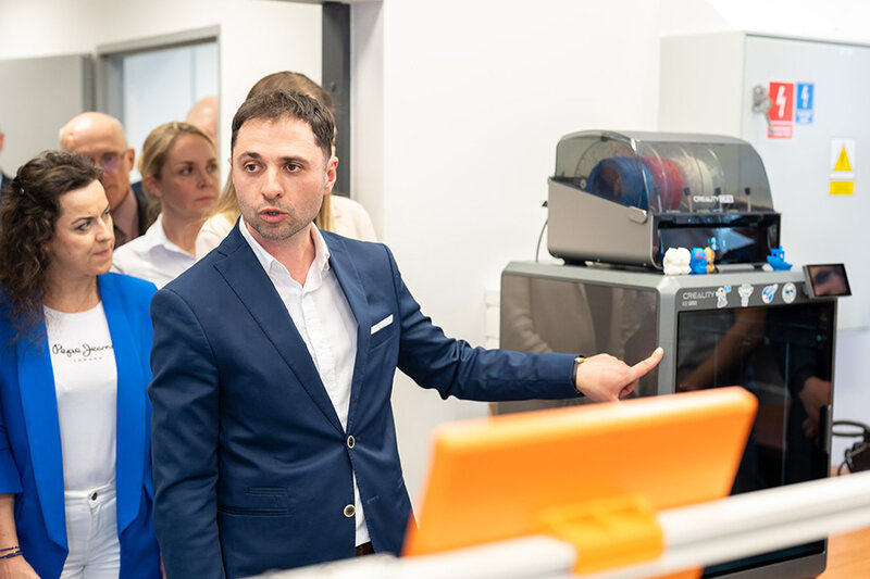 Możliwości ProtoLab 3 zaprezentował Radosław Włudzik, koordynator ds. laboratoriów Excento. Fot. Dawid Linkowski / Politechnika Gdańska