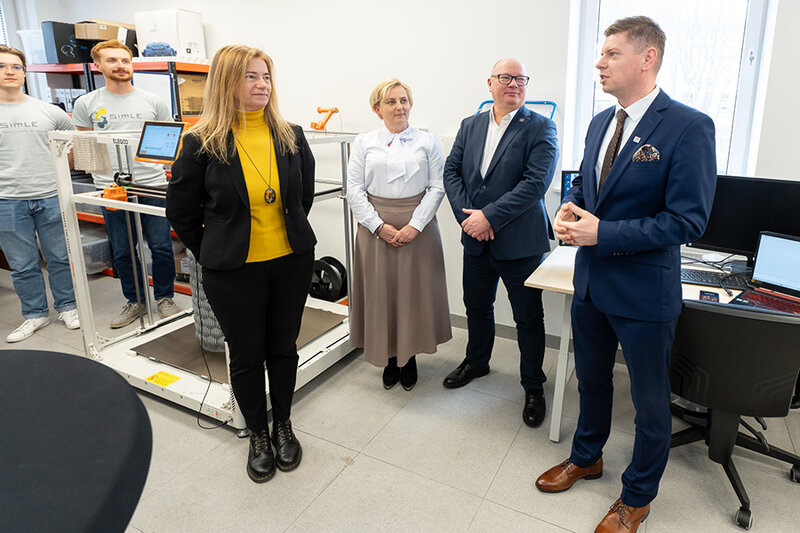 Na zdj. od lewej: studenci z KN SimLe, prorektorka Barbara Wikieł, prorektor Justyna Kucińska-Lipka, rektor Krzysztof Wilde i prezes Excento Piotr Kaliszczuk. Fot. Dawid Linkowski / Politechnika Gdańska