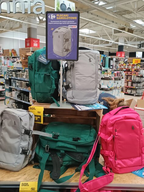 Nie dopłacisz już za bagaż w tanich liniach lotniczych - Carrefour wprowadza plecaki na ekonomiczne podróże