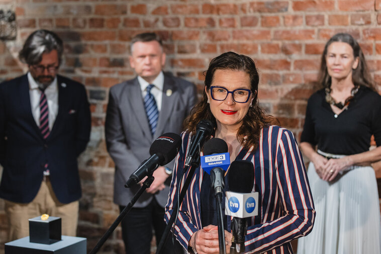 Podczas konferencji prasowej przemawia Aleksandra Dulkiewicz, prezydent Gdańska. 
