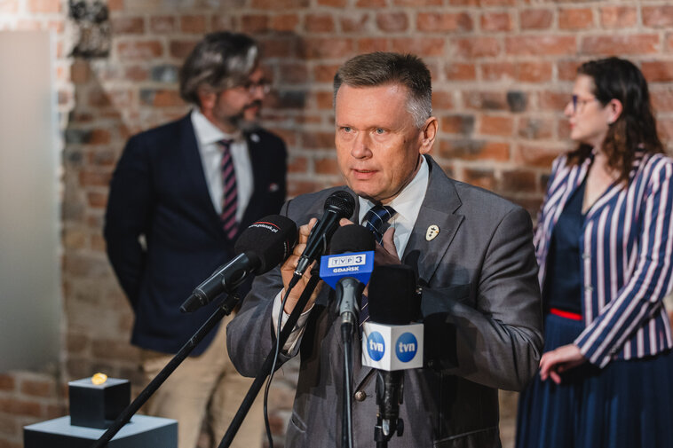 Podczas konferencji prasowej przemawia Waldemar Ossowski, dyrektor Muzeum Gdańska 