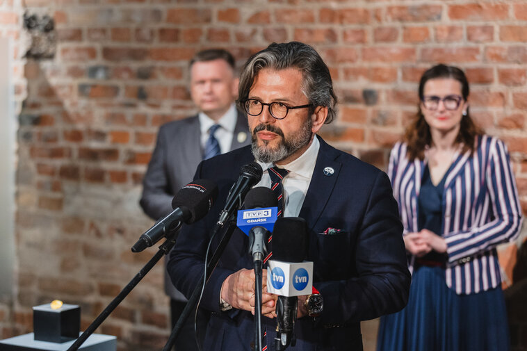 Przy mikrofonie Paweł Golak, dyrektor Hevelianum

