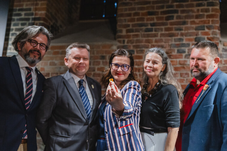 Od lewej stoją: Paweł Golak, dyrektor Hevelianum, Waldemar Ossowski, dyrektor Muzeum Gdańska, Aleksandra Dulkiewicz, prezydent Gdańska, Lidia Popiel, ambasadorka bursztynu i Robert Pytlos, pełnomocnik prezydenta ds. bursztynu, który znalazł bryłkę, która poleci w kosmos. 