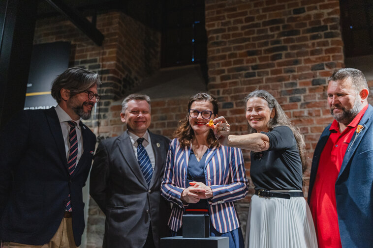 Od lewej stoją: Paweł Golak, dyrektor Hevelianum, Waldemar Ossowski, dyrektor Muzeum Gdańska, Aleksandra Dulkiewicz, prezydent Gdańska, Lidia Popiel, ambasadorka bursztynu i Robert Pytlos, pełnomocnik prezydenta ds. bursztynu, który znalazł bryłkę, która poleci w kosmos. 