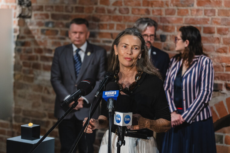 Przy mikrofonie podczas konferencji prasowej przemawia Lidia Popiel.