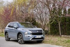 mitsubishi-outlander-phev-2025-25-jpg