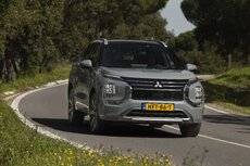 new-outlander-phev-moonstone-grey_016hr-jpg