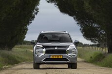 new-outlander-phev-moonstone-grey_023hr-jpg