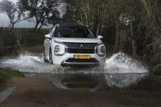 new-outlander-phev-white-diamond_026hr-jpg