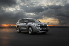 new-outlander-phev_009l-jpg