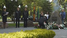 zlozenie-kwiatow-pod-tablica-pamiatkowa-ku-czci-ofiar-wypadkow-przy-pracy-1-jpg