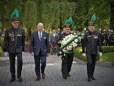 zlozenie-kwiatow-pod-tablica-pamiatkowa-ku-czci-ofiar-wypadkow-przy-pracy-4-jpg