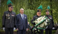 zlozenie-kwiatow-pod-tablica-pamiatkowa-ku-czci-ofiar-wypadkow-przy-pracy-5-jpg