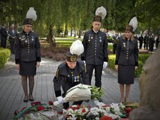 zlozenie-kwiatow-pod-tablica-pamiatkowa-ku-czci-ofiar-wypadkow-przy-pracy-6-jpg