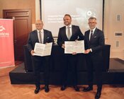 Od lewej Leszek Kosiorek - prezes Zarządu TAURON Dystrybucji, Paweł Łapacz - prezes WFOŚiGW we Wrocławiu, Maciej Mróz - wiceprezes Zarządu ds. operatora TAURON Dystrybucji 