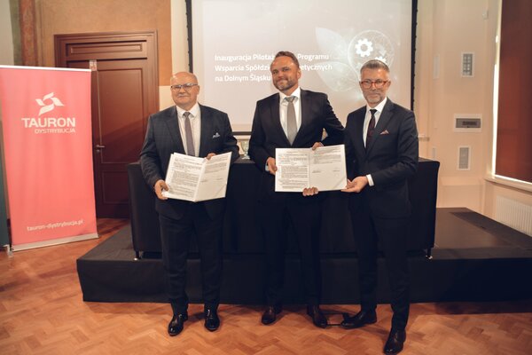Od lewej Leszek Kosiorek - prezes Zarządu TAURON Dystrybucji, Paweł Łapacz - prezes WFOŚiGW we Wrocławiu, Maciej Mróz - wiceprezes Zarządu ds. operatora TAURON Dystrybucji 