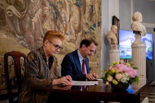 Podpisanie listu intencyjnego o współpracy_prof.Małgorzata Omilanowska dyrektorka Zamku Królewskiego w Warszawie i prof. Andrzej Betlej dyrektor Zamku Królewskiego na Wawelu
