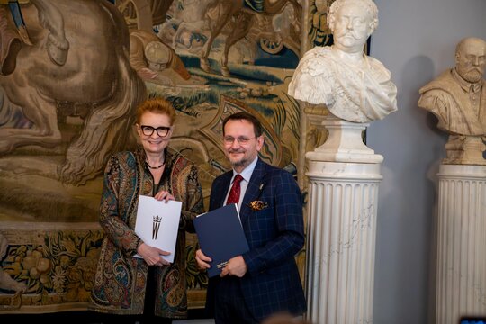 Prof. Małgorzata Omilanowska i prof. Andrzej Betlej_Królewska wymiana