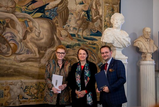 Hanna Wróblewska Ministra kultury i dziedzictwa narodowego_prof. M Omilanowska dyrektorka Zamku Królewskiego w Warszawie i prof. Andrzej Betlej dyrektor Zamku Królewskiego na Wawelu_Królewska wymiana