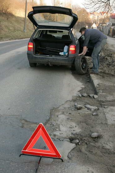 Dziury w drogach mogą spowodować poważne szkody