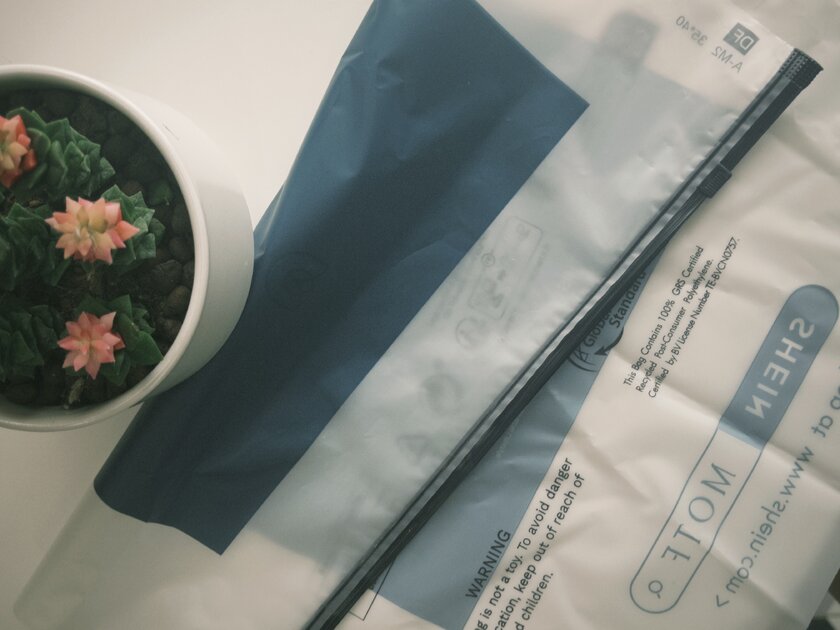 Ponad 50% opakowań ekspresowej dostawy SHEIN wykonano z recyklingowego plastiku, certyfikowanego przez GRS