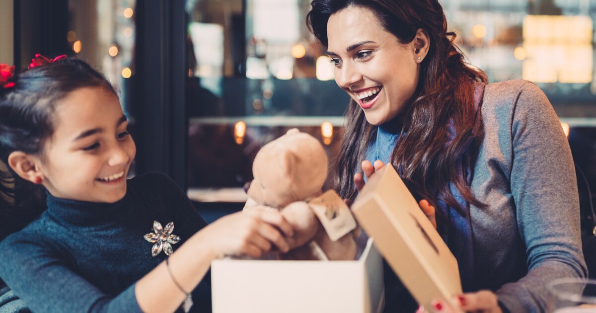 Dzień dziecka – zanim maluchy odpakują prezenty, tysiące dorosłych rusza do pracy na produkcji i w logistyce.