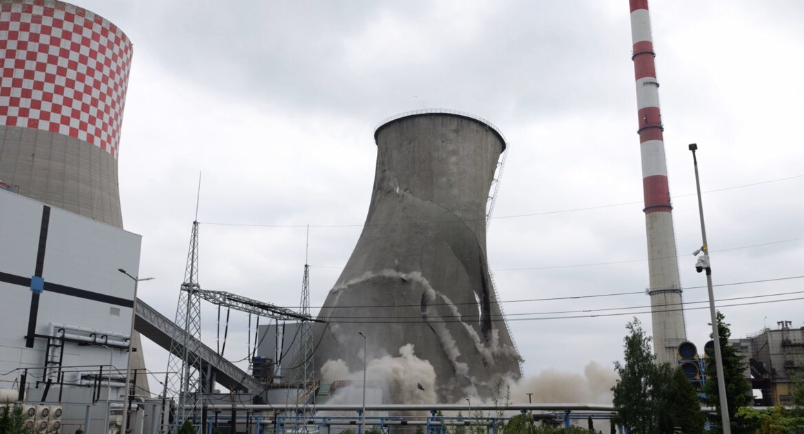 TAURON uwalnia tereny pod nowe inwestycje – w Łagiszy wyburzono ostatnią starą chłodnię kominową