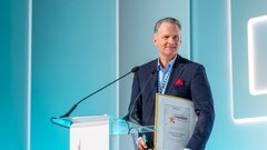 Michał Gajewski, prezes Santander Bank Polska odbiera nagrodę dla Santander Bank Polska w konkursie Gwiazdy Bankowości