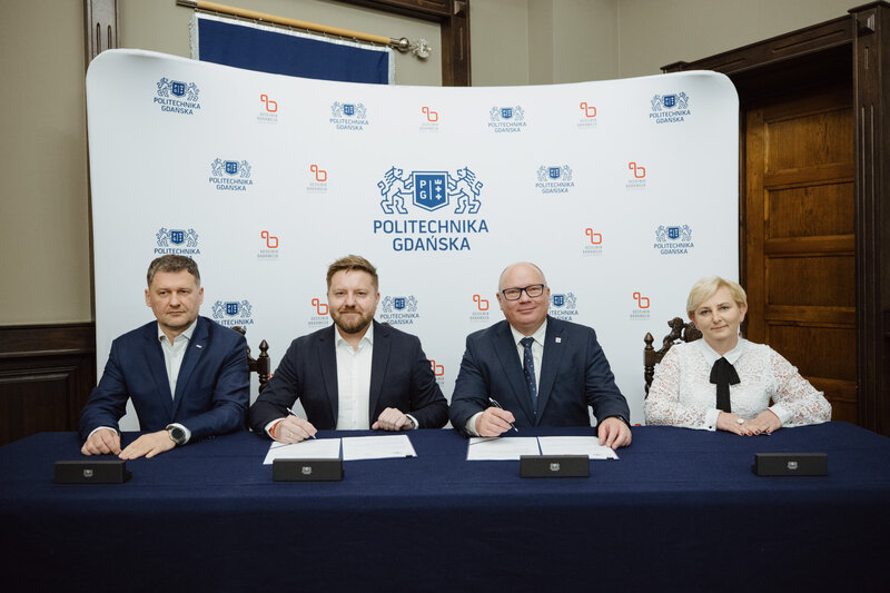 Na zdjęciu od lewej: Dariusz Lociński, wiceprezes zarządu PGE Baltica, Bartosz Fedurek, prezes zarządu PGE Baltica, prof. Krzysztof Wilde, rektor PG, prof. Justyna Kucińska-Lipka, prorektor ds. rozwoju. Fot. Bartosz Bańka/PG