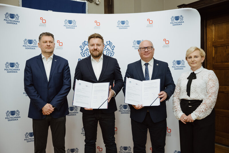 Na zdjęciu od lewej: Dariusz Lociński, wiceprezes zarządu PGE Baltica, Bartosz Fedurek, prezes zarządu PGE Baltica, prof. Krzysztof Wilde, rektor PG, prof. Justyna Kucińska-Lipka, prorektor ds. rozwoju. Fot. Bartosz Bańka/PG