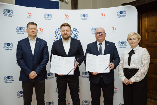 Na zdjęciu od lewej: Dariusz Lociński, wiceprezes zarządu PGE Baltica, Bartosz Fedurek, prezes zarządu PGE Baltica, prof. Krzysztof Wilde, rektor PG, prof. Justyna Kucińska-Lipka, prorektor ds. rozwoju. Fot. Bartosz Bańka/PG