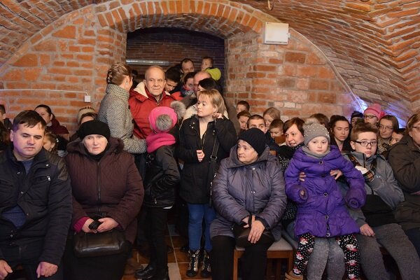 Fot. Odarowane przez Energę rodziny z Sędziszowa Małopolskiego. Źródło: TVS Telewizja Sędziszów Mało