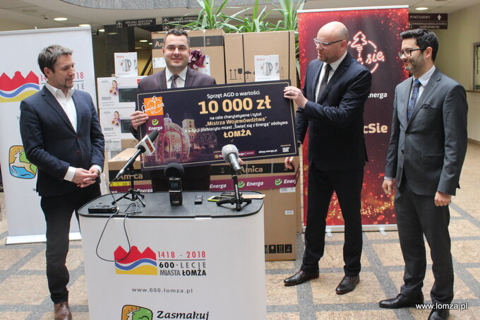 Przekazanie charytatywnych nagród w Łomży