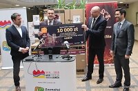 Przekazanie charytatywnych nagród w Łomży